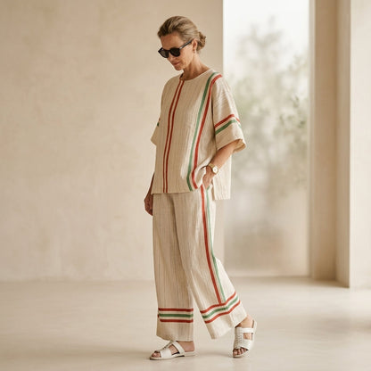 Noemi – Camicetta boho stampata, abbinata a pantaloni larghi dal taglio comodo